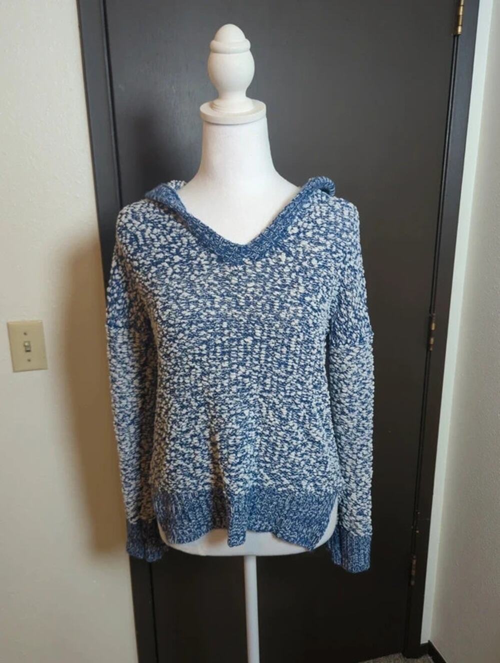 Almost Famous Women's Knit Hooded Sweater – Pre-Owned